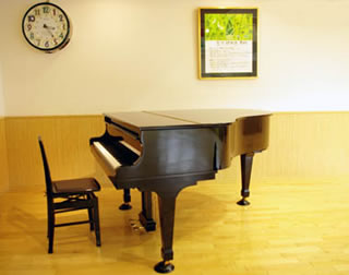 山根音楽教室（若竹幼稚園）グランドピアノ写真